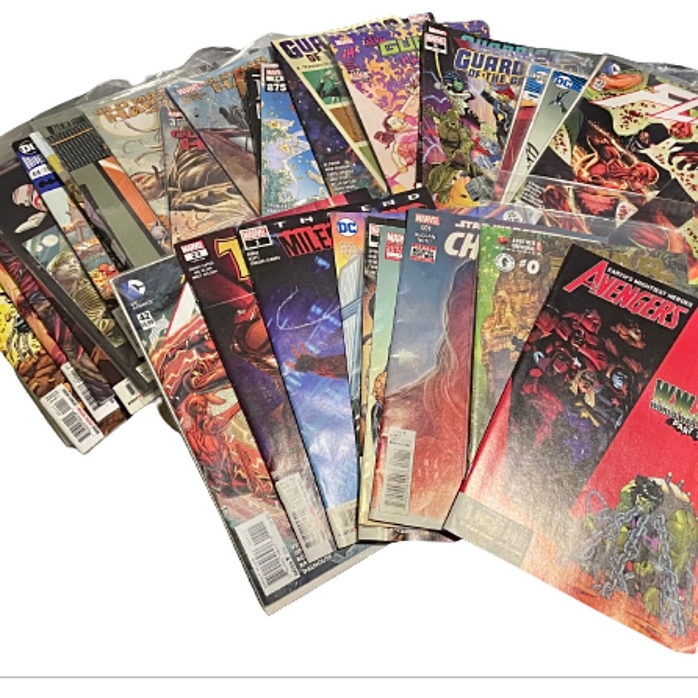 25 COMICS BUNDLE NEW & LIKE NEW MARVEL, KABOOM, DC.